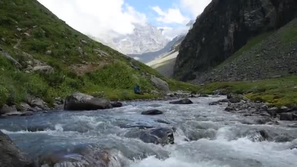 ヒマラヤの谷の川は — ストック動画