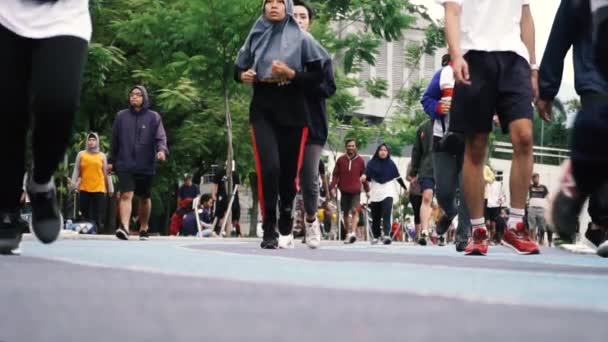 ガシブ バンドンのスローモーションで走る人々 — ストック動画