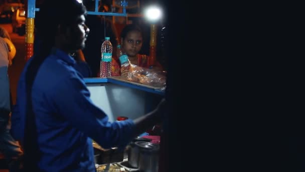 Ein Indischer Streetfood Verkäufer Reicht Einem Jungen Mädchen Essen — Stockvideo