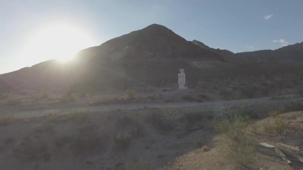 Dron Disparó Sobre Las Ruinas Pueblo Fantasma Nevada Dirigiéndose Hacia — Vídeo de stock