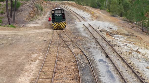 ティントの帰路のスイッチをヒュエルヴァの鉱業鉄道ライドに変えるアンダルシアスペイン — ストック動画