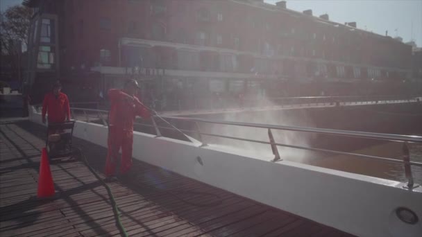 Mann Säubert Brücke Mit Hochdruck Wasserpistole — Stockvideo