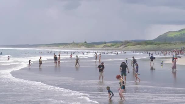 Multidões Água Maré Baixa Popular Praia Muriwai Verão Nova Zelândia — Vídeo de Stock