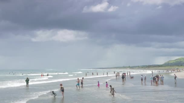 Multidões Água Maré Baixa Popular Praia Muriwai Verão Nova Zelândia — Vídeo de Stock