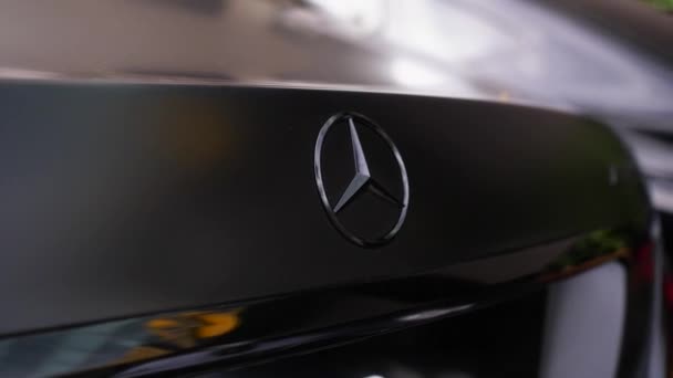 ブランド車のロゴ メルセデス車のロゴ 高級車のロゴ メルセデス ベンツ車のロゴ スローモーション スローモーション — ストック動画