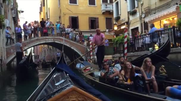 Подорож Гондолою Венеції — стокове відео