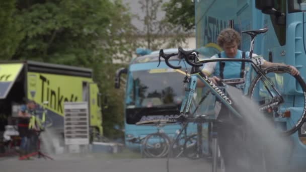 Lavando Bicicleta Del Equipo Astana Después Etapa Giro Italia — Vídeos de Stock