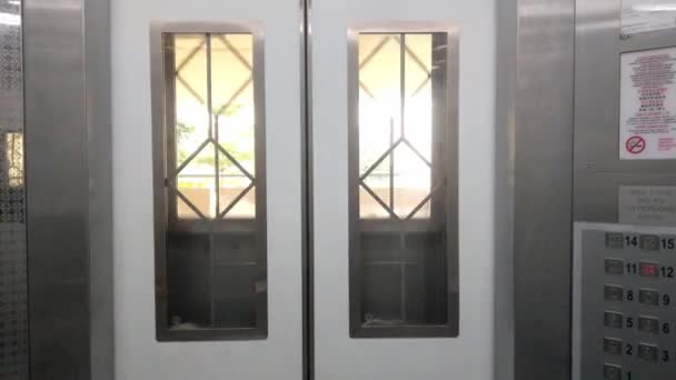 Πλάνα Του Ανελκυστήρα Που Ανεβαίνει Από Εσωτερικό Του Ανελκυστήρα — Αρχείο Βίντεο