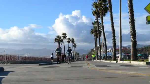 カリフォルニア州サンタモニカでの晴れた日のランナー バイク スケートボード — ストック動画