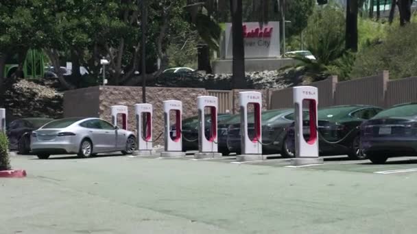 Een Tesla Stopt Het Supercharger Station Culver City Californië — Stockvideo