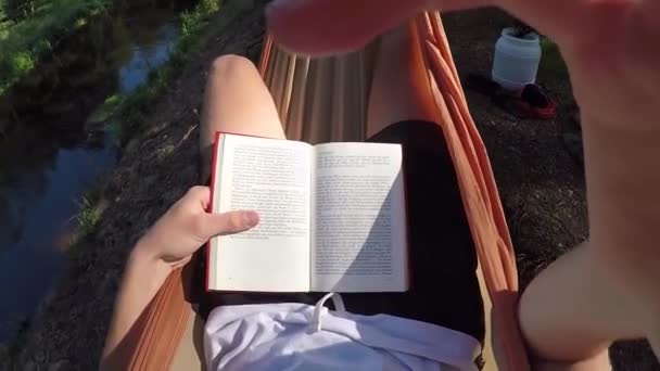 Čtení Relaxace Houpací Síti Vedle Řeky Slunečného Dne Mít Les — Stock video