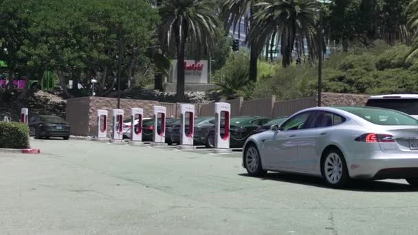 Torlódás Jól Kihasznált Tesla Supercharger Állomáson Culver Cityben Kaliforniában — Stock videók