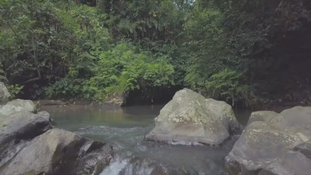 印尼巴厘岛瀑布与美丽模特儿的初照 — 图库视频影像