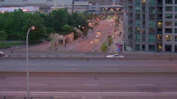 Bovenaanzicht Van Het Autoverkeer Gardiner Expressway Toronto Kijkend Naar Lower — Stockvideo