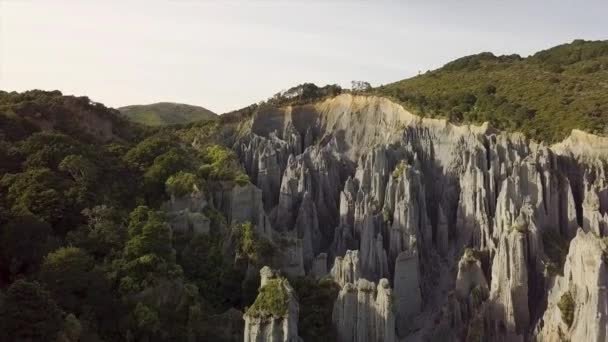 Ascesa Aerea Sopra Stupefacente Putangirua Pinnacoli Nuova Zelanda Escursionismo Popolare — Video Stock