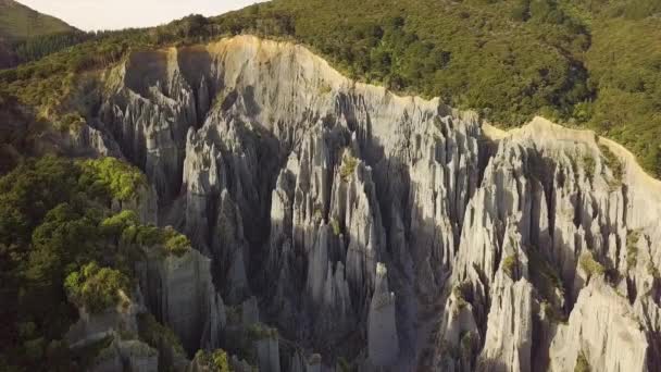 Letecká Bolest Putangirua Pinnacles Při Západu Slunce Nový Zéland Populární — Stock video