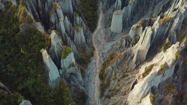 Rivelazione Aerea Dei Pinnacoli Putangirua Nuova Zelanda Popolare Posizione Escursionistica — Video Stock