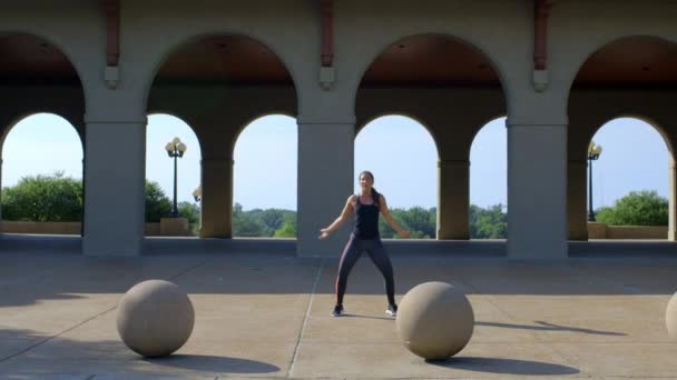 Vältränad Tusenårig Flicka Dansar Och Har Kul Framför World Fair — Stockvideo