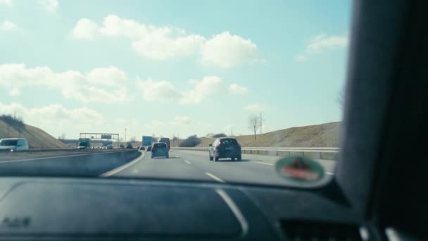 冬の高速道路上の高速道路交通のPovビュー — ストック動画