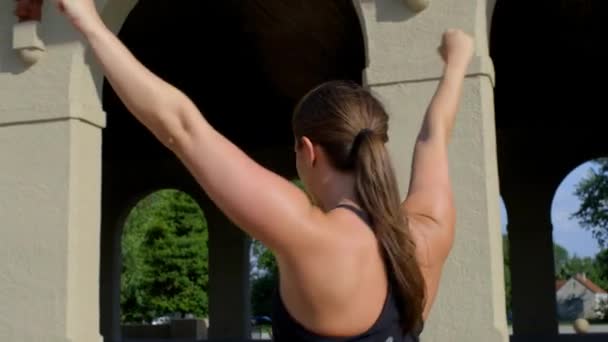 Milenial Mujer Corriendo Escaleras Arriba Llega Cima Celebra Después Carrera — Vídeos de Stock