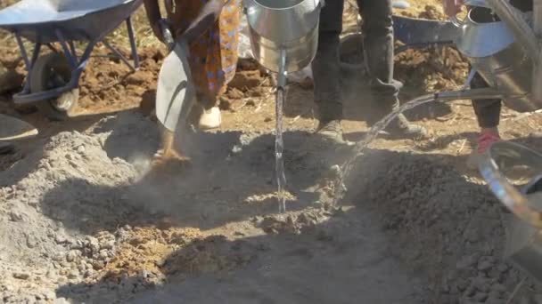 Cement Mengen Met Schoppen Emmers Water Zimbabwe Afrika Slow Motion — Stockvideo