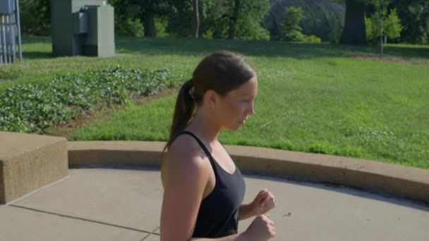 Fit Femme Millénaire Étend Avant Une Séance Entraînement Cardio Dans — Video