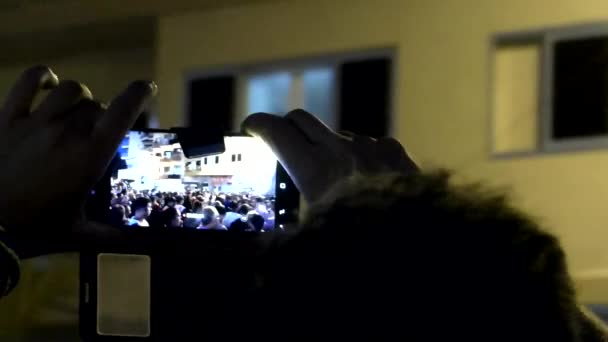 Hombre Está Disparando Multitud Con Teléfono Móvil — Vídeos de Stock