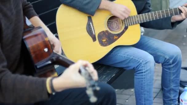 Twee Gitaristen Spelen Voor Geld Straat — Stockvideo