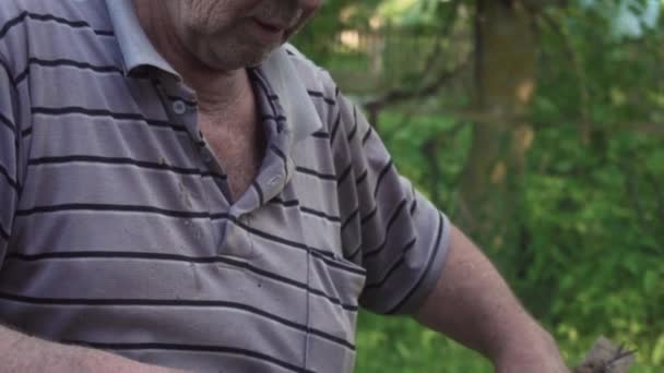 Крупный План Пожилого Человека Стучащего Молотком — стоковое видео
