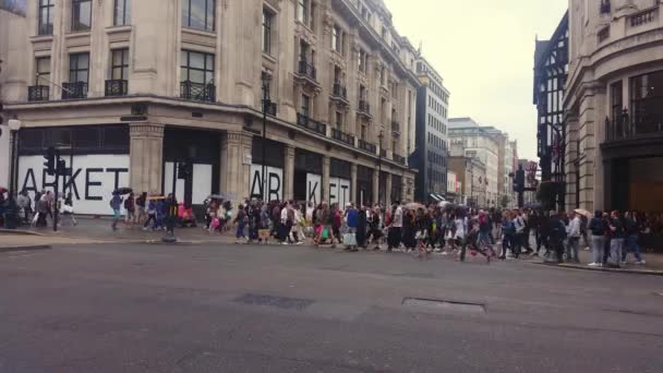 Многие Люди Делают Покупки Оксфорд Стрит Лондоне Показывая Улицу Движение — стоковое видео