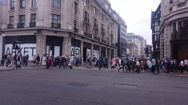 Mucha Gente Compras Oxford Street Londres Mostrando Calle Tráfico — Vídeos de Stock