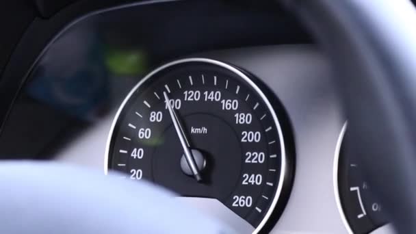 Тахометр Піднімається Швидкістю Понад Сто Кілометрів Годину — стокове відео