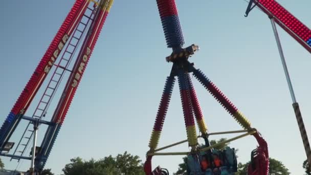 Slow Motion Aerial Swinging Funfair Rida Med Ljus — Stockvideo