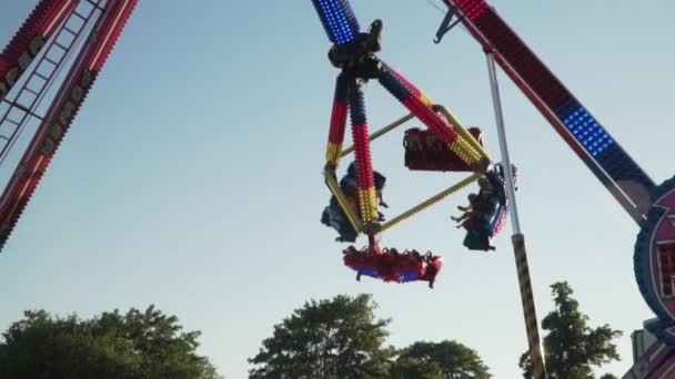 Slow Motion Giant Aerial Spinning Funfair Ride Flashing Lights — Stock Video