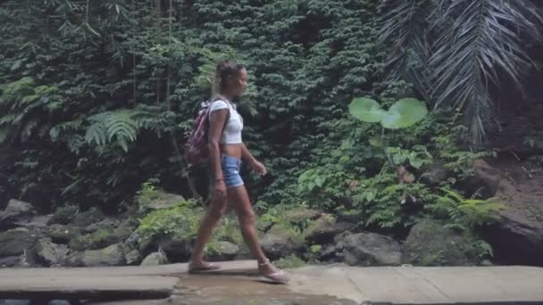 Aérea Cinematográfica Hermosa Chica Senderismo Selva Indonesia — Vídeos de Stock