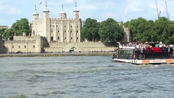 Barcos Pasando Frente Histórica Fortaleza Cárcel Torre Londres Río Támesis — Vídeo de stock