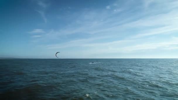 Dieser Luftdrohnenaufnahme Sieht Man Furchtlose Extremsportliebhaber Kiteboarder Der Mit Seinem — Stockvideo