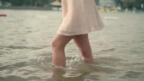 Chica Caminando Agua Con Una Falda — Vídeo de stock