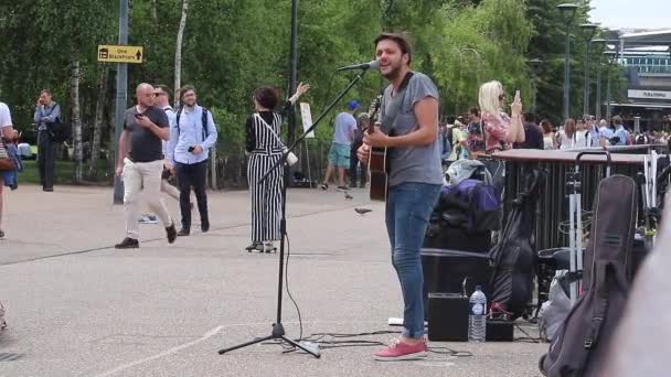 Busker Performing Guitar Thames Embankment London Sunny Summer Day Bystanders — Stock Video