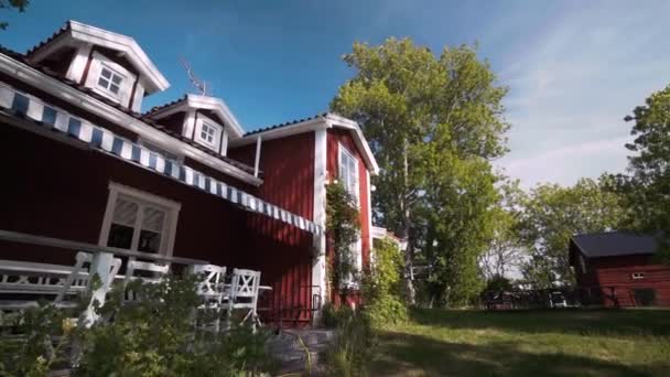 Bellissimo Vecchio Cottage Rosso Svezia Giornata Estiva Soleggiata Nella Campagna — Video Stock