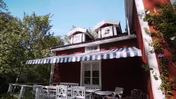 Bellissimo Vecchio Cottage Rosso Svezia Giornata Estiva Soleggiata Nella Campagna — Video Stock