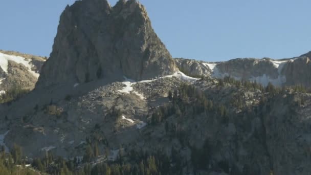 Velero Lago Primero Mostrando Gran Roca Mamut Velero — Vídeos de Stock