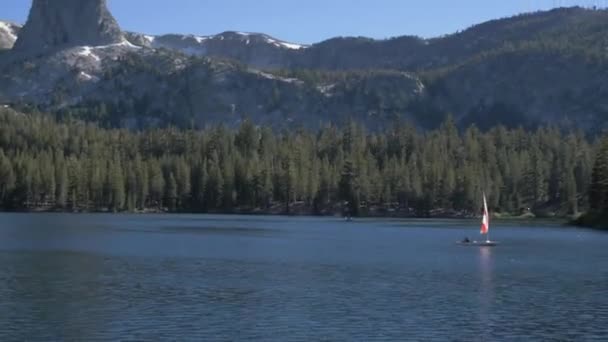 Lago Con Una Gran Roca Localización Mammoth Mountain — Vídeos de Stock