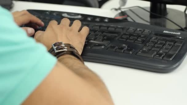 Programmierer Tippt Auf Einer Tastatur — Stockvideo