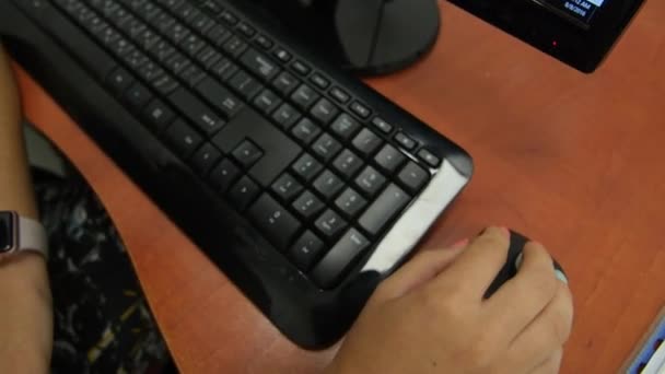 Ingeniero Informático Escribiendo Teclado Primer Plano Sus Manos Mientras Hace — Vídeo de stock