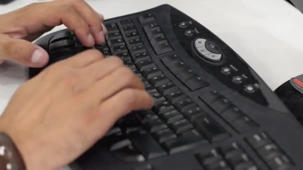 Компьютерный Инженер Печатающий Клавиатуре Закрывая Руки Этом — стоковое видео
