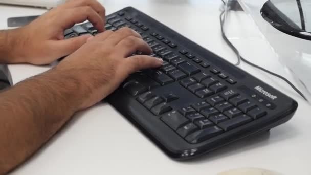 Ingeniero Informático Escribiendo Teclado Primer Plano Sus Manos Mientras Hace — Vídeo de stock