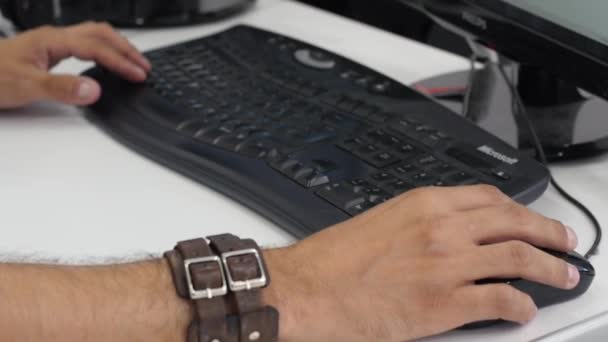 Ein Computeringenieur Tippt Auf Einer Tastatur Während Seine Hände Der — Stockvideo