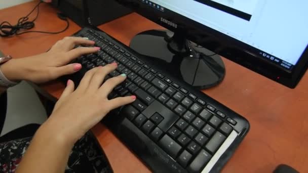 Ingeniero Informático Escribiendo Teclado Primer Plano Sus Manos Mientras Hace — Vídeo de stock