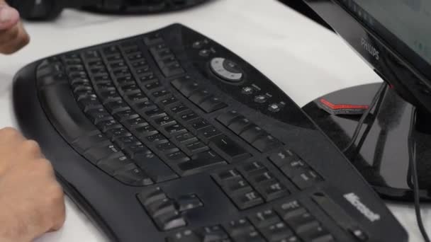 Ingeniero Informático Escribiendo Teclado Primer Plano Sus Manos Mientras Hace — Vídeo de stock